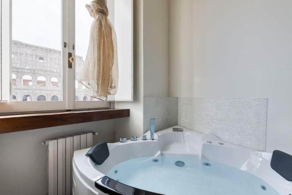Apartment Jacuzzi In Front Of The Colosseum Rome