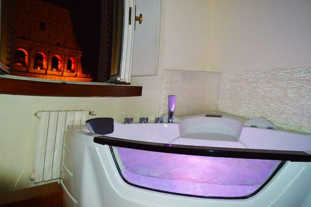 Jacuzzi In Front Of The Colosseum Apartment Rome